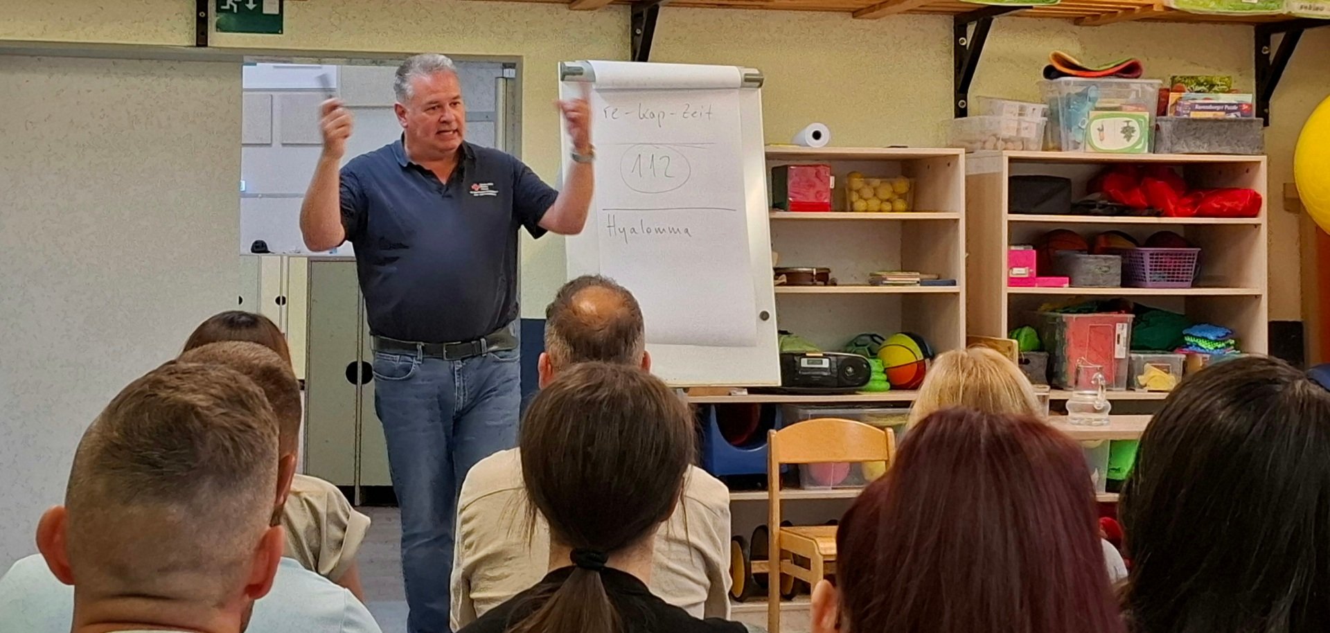 Referent Frank Wester, Ausbildungsleiter des DRK-Kreisverbands Gelnhausen-Schlüchtern e.V., informierte im Rahmen eines Elternabends über Erste Hilfe am Kind.