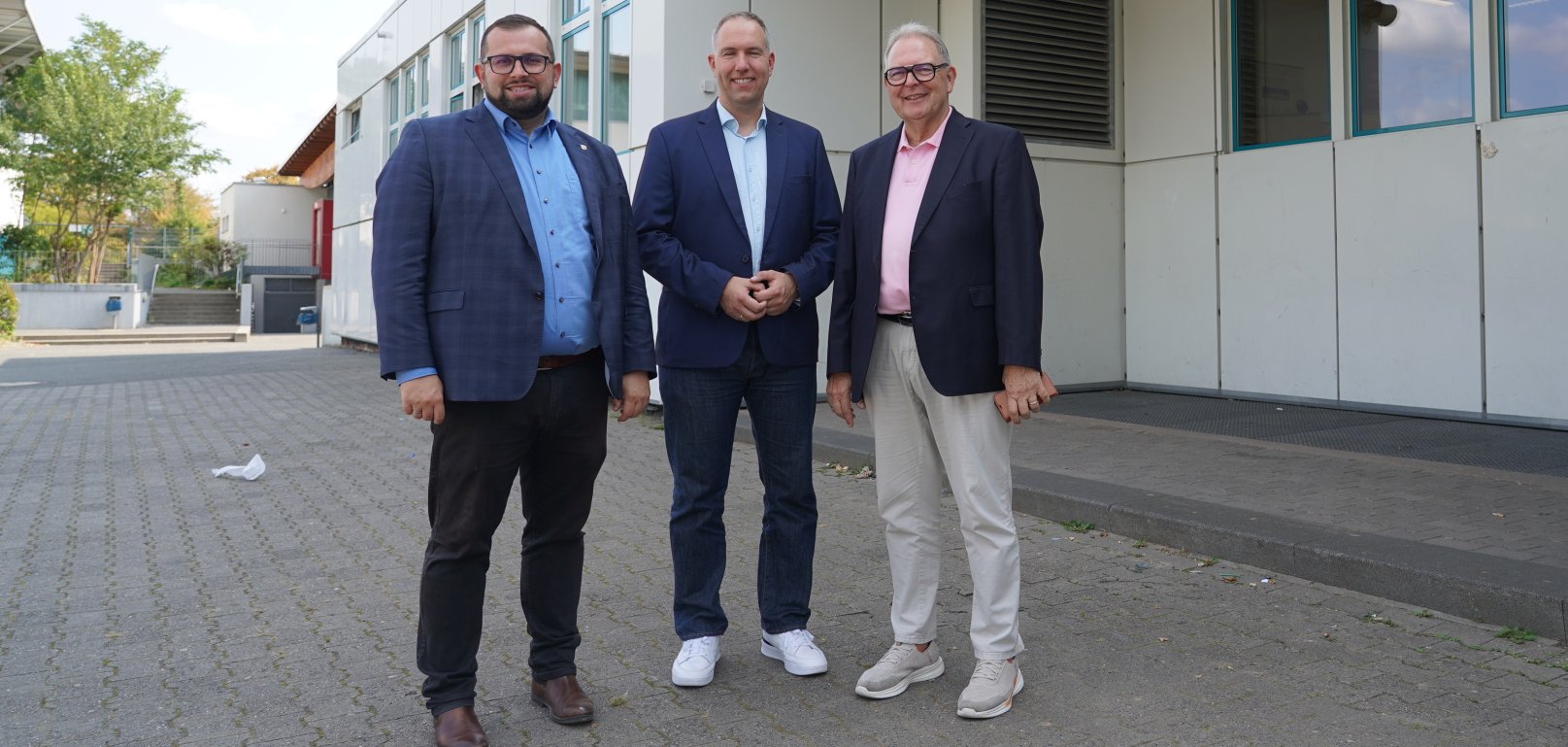 Bürgermeister Waldemar Gogel und Erster Beigeordneter Heinz Höfler besuchen den neuen Schulleiter der Kopernikusschule Christian Leinweber.