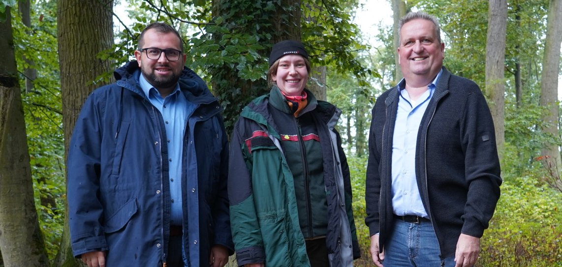 Die Bürgermeister von Freigericht und Hasselroth, Waldemar Gogel und Matthias Pfeifer, heißen die neue Försterin Loisa Heibert herzlich willkommen.  