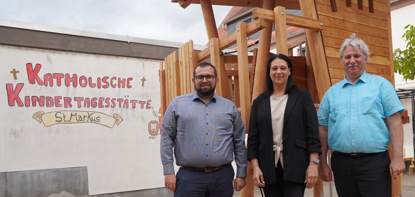 Freuen sich über das neue Baumhaus in der Kita St. Markus: Bürgermeister Waldemar Gogel, Einrichtungsleiterin Michaela Gehring und der Leiter des Eigenbetriebs, Volker Möbus.