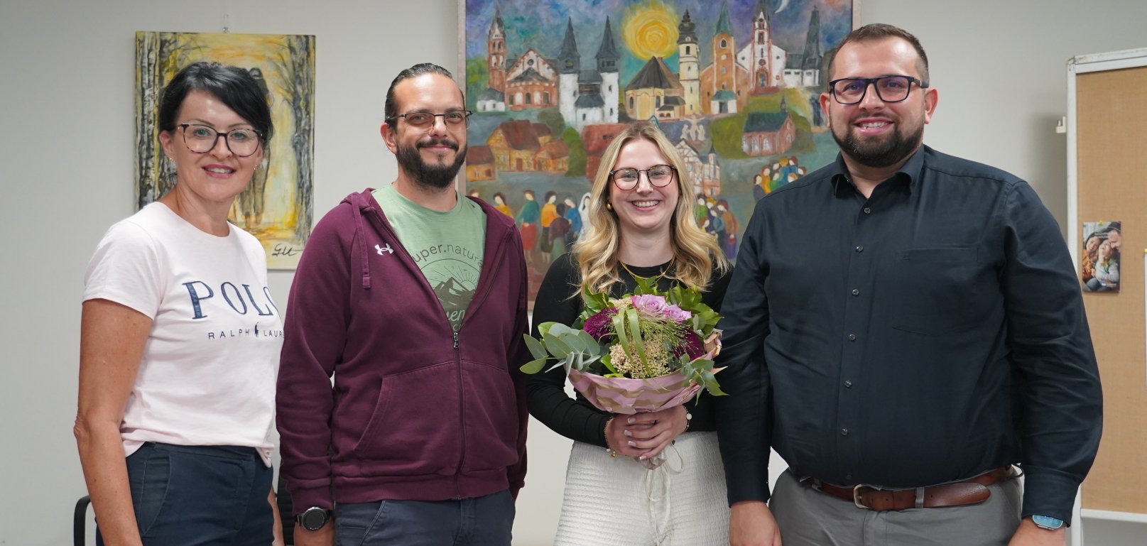 Willkommen im Team Freigericht: Bürgermeister Waldemar Gogel, Einrichtungsleiter Nicolai Weis und Heike Weber (stellvertretende Ordnungsamtsleiterin) gratulieren Jessika Motzel herzlich zur bestandenen Prüfung zur staatlich anerkannten Erzieherin.