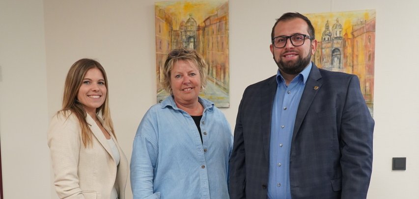 Bürgermeister Waldemar Gogel und Kämmerin Tina Ruzsicska begrüßen die neue Rathaus-Mitarbeiterin Anne Stratenwerth. 