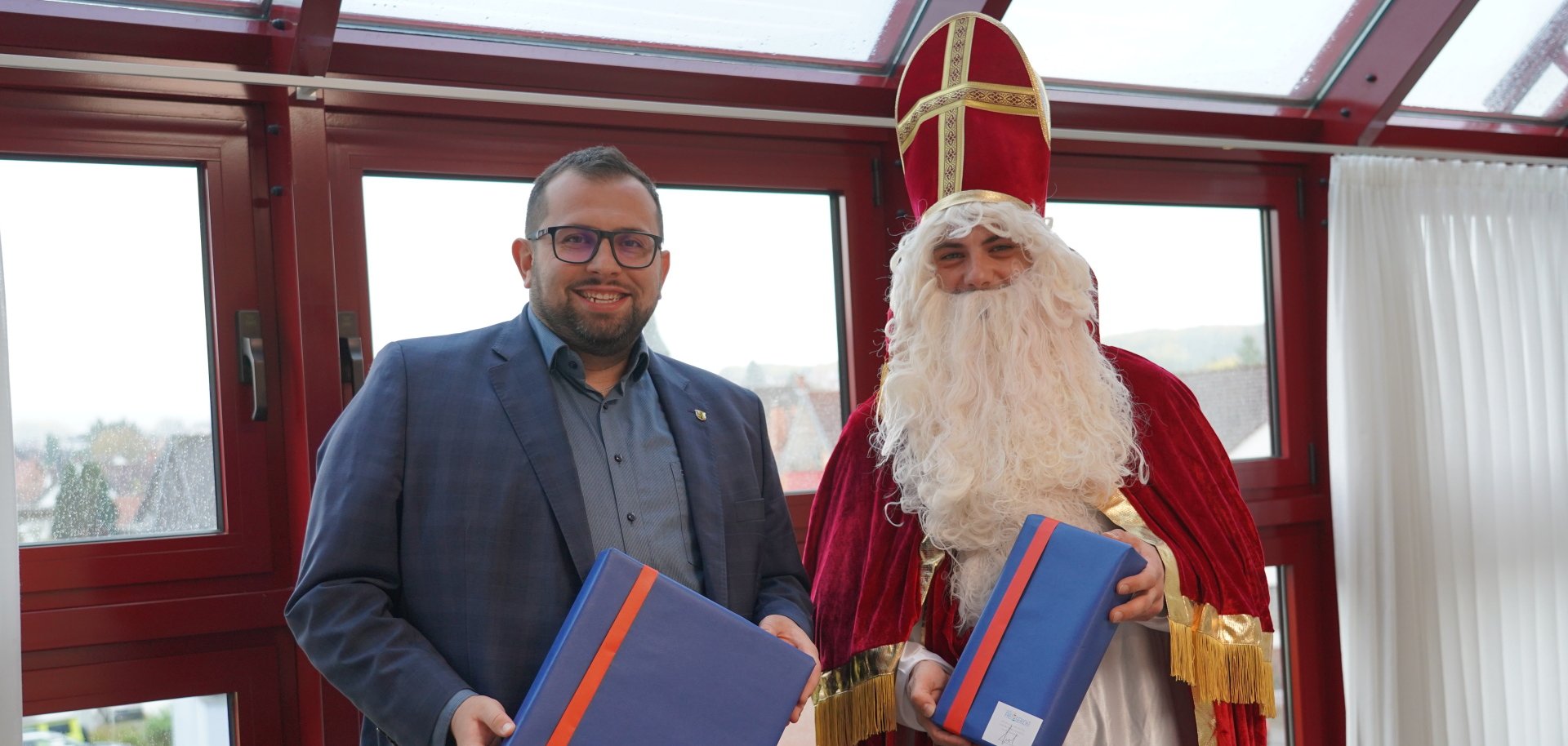 Bürgermeister Waldemar Gogel und der Freigerichter Nikolaus (Jugendreferent Frederick John ist in das Kostüm geschlüpft) werben gemeinsam für die Weihnachtswunschbaum-Aktion. Engagierte Wunscherfüllerinnen und Wunscherfüller werden gesucht, die Freigerichter Kindern einen kleinen Weihnachtswunsch erfüllen möchten.  