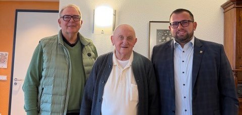 Glückwünsche zu seinem 90. Geburtstag nahm Jubilar Josef Bilz von Bürgermeister Waldemar Gogel und dem Ersten Beigeordneten Heinz Höfler entgegen. 