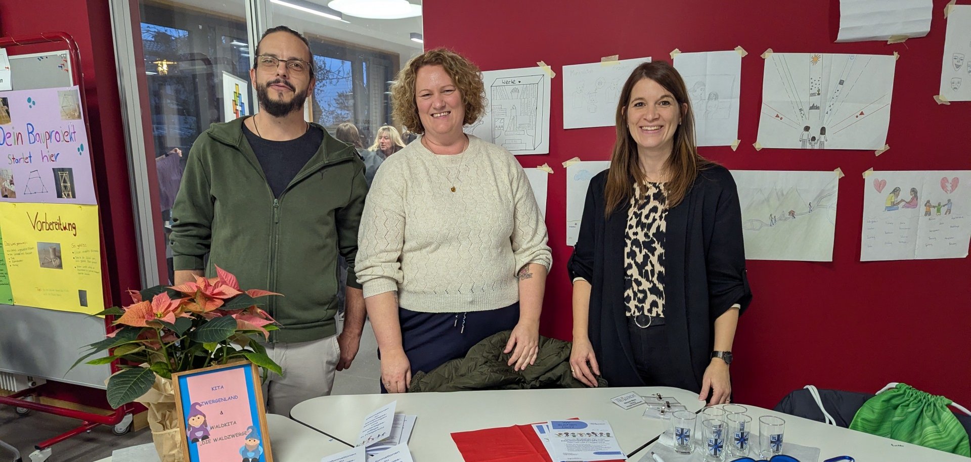 Nikolai Weiss, Leitung Krippe Himmelszelt, Vanessa Hofmann, Leitung Naturkita Querbeet und Nicole Schloth, Fachdienst Kindertagespflege und Verwaltung Kindertagesstätten auf der Ausbildungsmesse der Eugen-Kaiser-Schule Hanau.