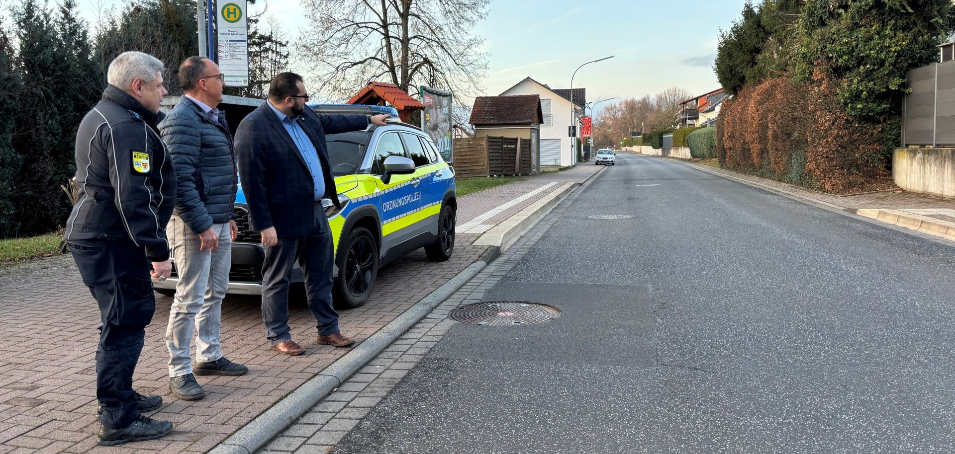 Bürgermeister Waldemar Gogel, Ordnungsamtsleiter Peter Betz und Ordnungspolizist Karl Ruzsicska an der Hanauer Landstraße in Neuses. 