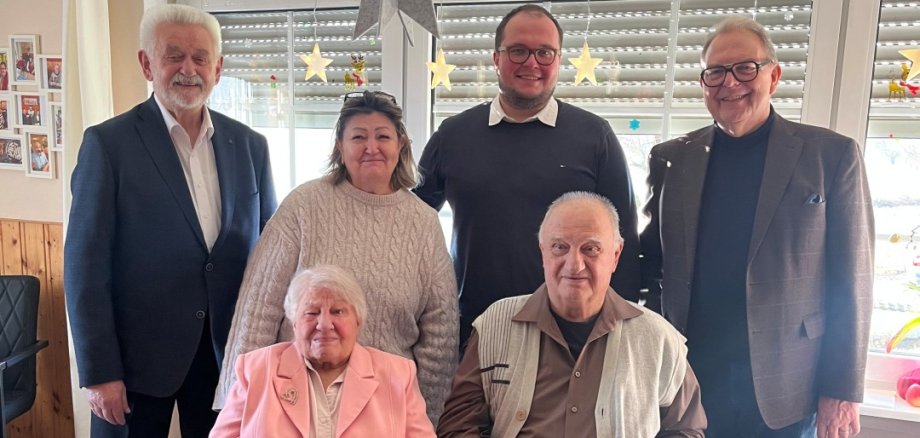 Herzliche Glückwünsche zur Eisernen Hochzeit nahmen Maria und Johann Hädrich vom Ersten Beigeordneten Heinz Höfler, vom Vorsitzenden der Gemeindevertretung, Hugo Klein, sowie von Lilli Gogel und Willi Gogel aus der Geschäftsleitung des Pflegeheims am Gänsewald entgegen. Herzliche Glückwünsche zur Eisernen Hochzeit nahmen Maria und Johann Hädrich vom Ersten Beigeordneten Heinz Höfler, vom Vorsitzenden der Gemeindevertretung, Hugo Klein, sowie von Lilli Gogel und Willi Gogel aus der Geschäftsleitung des Pflegeheims am Gänsewald entgegen.