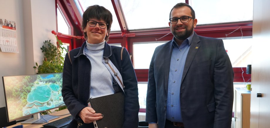 Verzeichnen fünf Wahlvorschläge für die Wahl zur Gemeindevertretung: Gemeindewahlleiterin Diana Schöpf und Bürgermeister Waldemar Gogel.