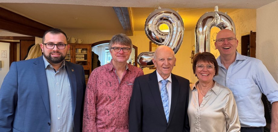 Jubilar Konrad Kern mit seinen drei Kindern und Bürgermeister Waldemar Gogel.