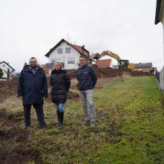 Bürgermeister Waldemar Gogel, Bauamtsleiterin Magdalena Fontanier und Projektmanager Markus Raab von Bien Immobilien GmbH & Co. KG freuen sich auf das Bauprojekt am Wahlberg.