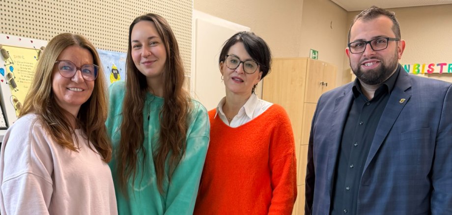 Bürgermeister Waldemar Gogel besucht mit der stellvertretenden Ordnungsamtsleiterin Heike Weber die Kindertagesstätte Zwergenland in Somborn mit Leiterin Daniela Angerer und deren Stellvertreterin Anna-Lena Frank.  