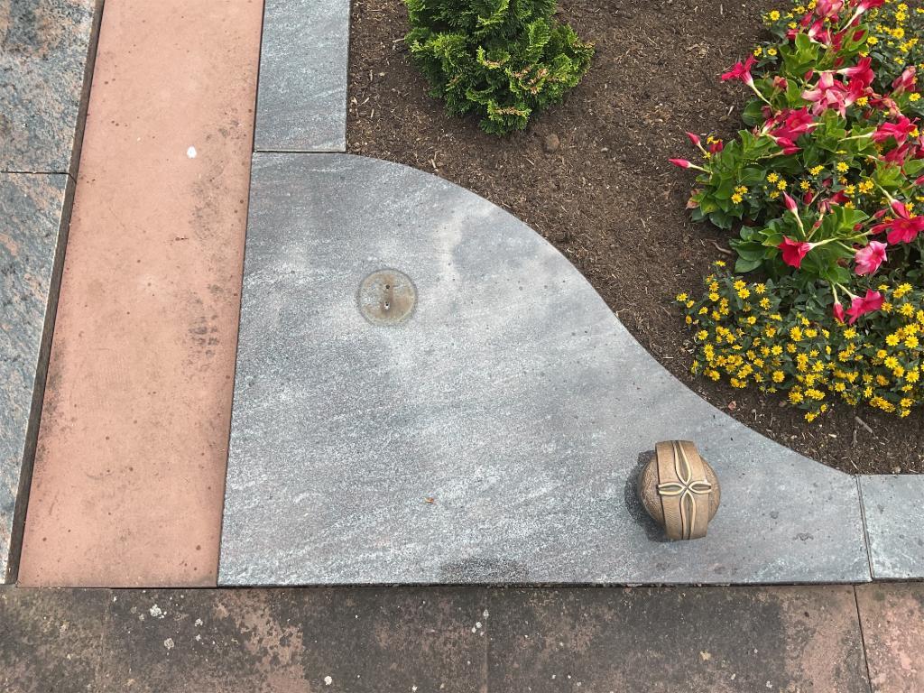 An Grab wurde das Grablicht herausgerissen.