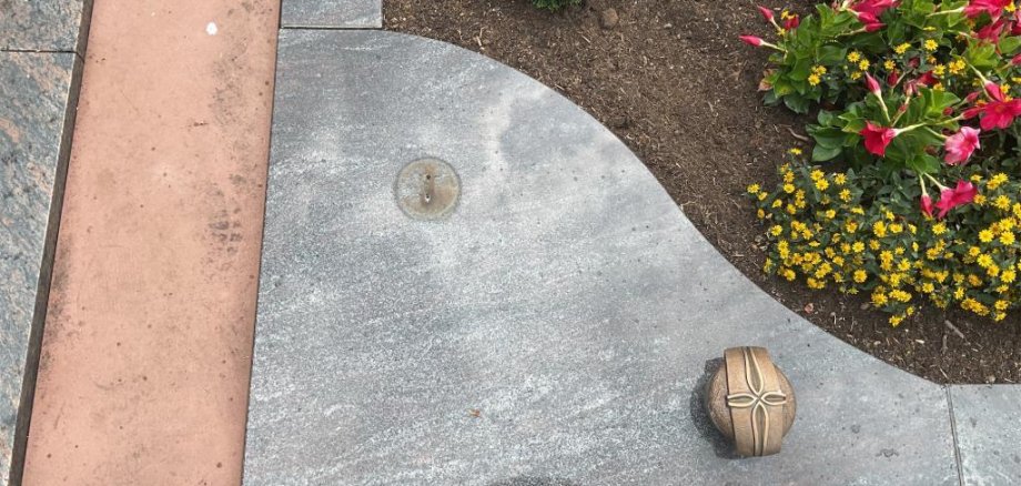 Grabschändung und Vandalismus am Friedhof Bernbach An Grab wurde das Grablicht herausgerissen.