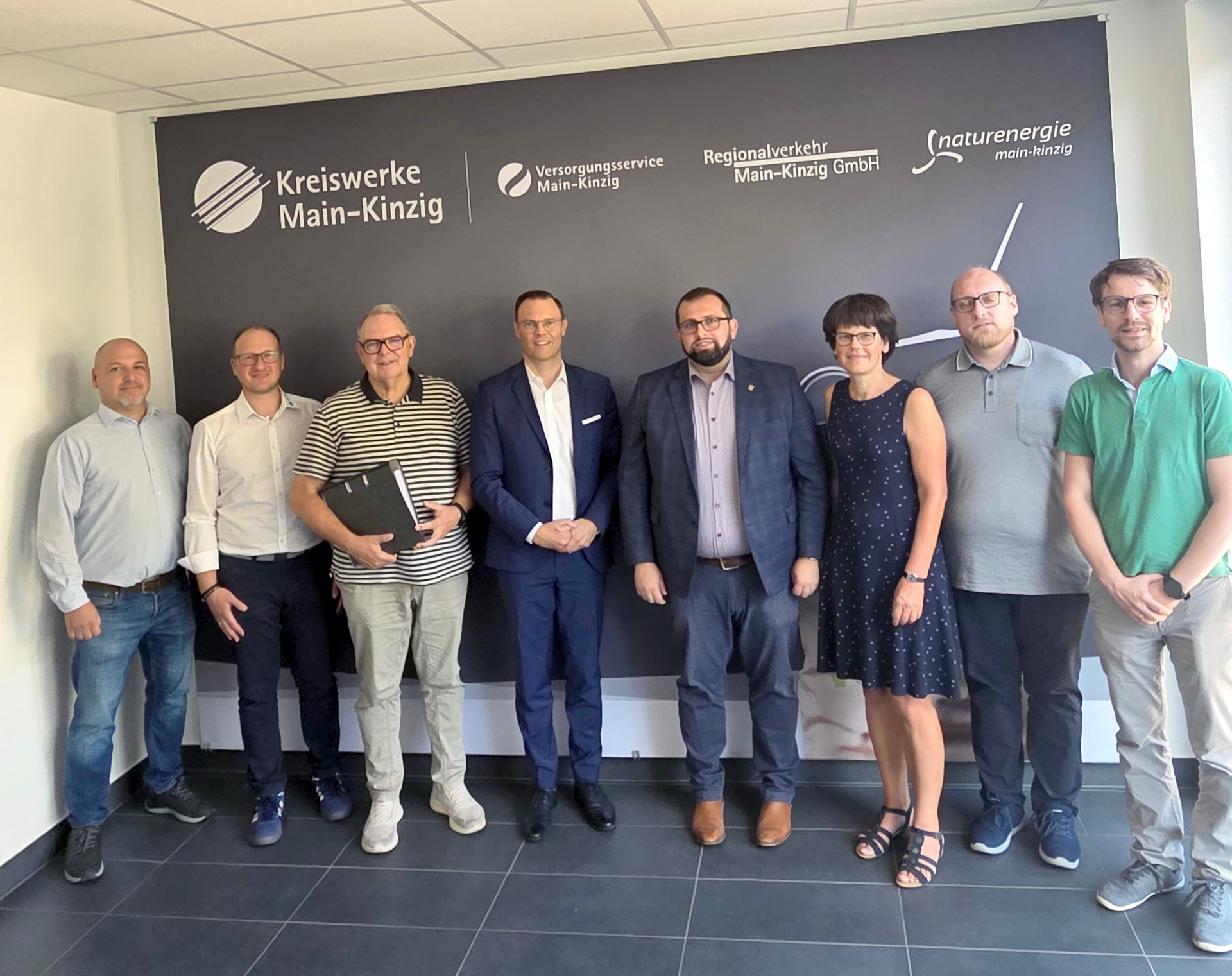 Die Vertragsunterzeichnung für die Übernahme der serverseitigen IT-Infrastruktur der Gemeinde Freigericht besiegelten (v. l.) Zlatko Zukic (IT-Koordinator KITuS), Sascha Kling (Teamleiter IT Kreiswerke), Heinz Höfler (Erster Beigeordneter Gemeinde Freigericht), Oliver Habekost (Geschäftsführer der Kreiswerke Main-Kinzig), Bürgermeister Waldemar Gogel, Diana Schöpf (Amtsleitung Hauptamt Freigericht) sowie die Administratoren Eric Ehlert und Thomas Maikranz (Freigericht).