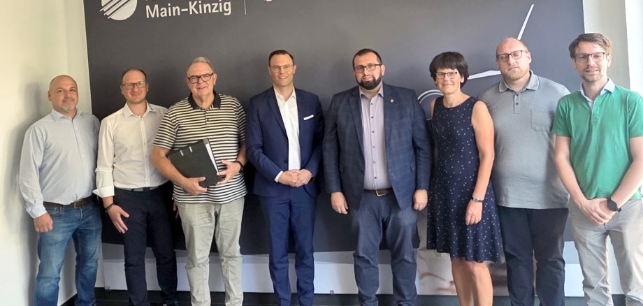 Die Vertragsunterzeichnung für die Übernahme der serverseitigen IT-Infrastruktur der Gemeinde Freigericht besiegelten (v. l.) Zlatko Zukic (IT-Koordinator KITuS), Sascha Kling (Teamleiter IT Kreiswerke), Heinz Höfler (Erster Beigeordneter Gemeinde Freigericht), Oliver Habekost (Geschäftsführer der Kreiswerke Main-Kinzig), Bürgermeister Waldemar Gogel, Diana Schöpf (Amtsleitung Hauptamt Freigericht) sowie die Administratoren Eric Ehlert und Thomas Maikranz (Freigericht). Die Vertragsunterzeichnung für die Übernahme der serverseitigen IT-Infrastruktur der Gemeinde Freigericht besiegelten (v. l.) Zlatko Zukic (IT-Koordinator KITuS), Sascha Kling (Teamleiter IT Kreiswerke), Heinz Höfler (Erster Beigeordneter Gemeinde Freigericht), Oliver Habekost (Geschäftsführer der Kreiswerke Main-Kinzig), Bürgermeister Waldemar Gogel, Diana Schöpf (Amtsleitung Hauptamt Freigericht) sowie die Administratoren Eric Ehlert und Thomas Maikranz (Freigericht).