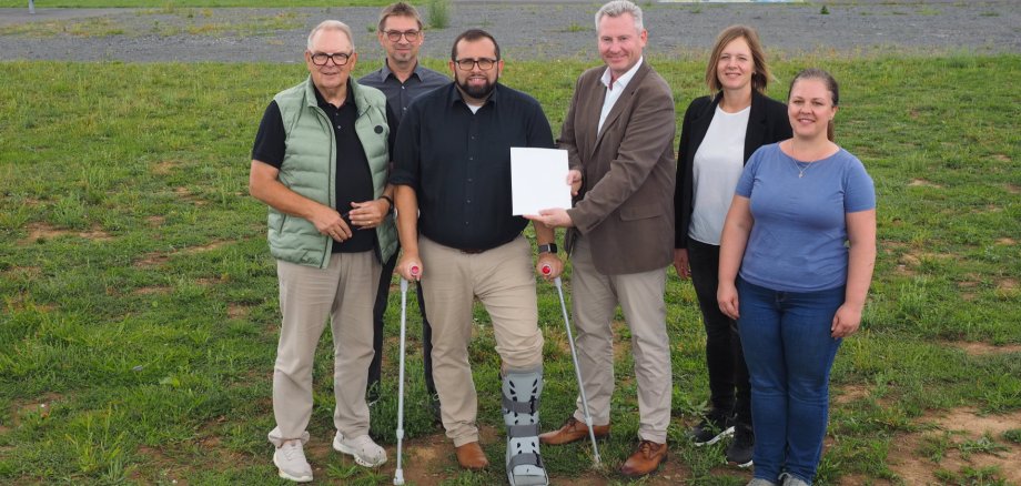 Heinz Höfler, Erster Beigeordneter der Gemeinde Freigericht, Jürgen Jordan, Bauamt Freigericht, Freigerichts Bürgermeister Waldemar Gogel, Erster Kreisbeigeordneter Andreas Hofmann, Katrin Hess, Leiterin des Amtes für Umwelt, Natur und ländlichen Raum des Main-Kinzig-Kreises, und Marina Ilg, stellvertretende Leiterin des Regionalmanagements SPESSARTregional e. V. bei der Bescheidübergabe in Altenmittlau. Heinz Höfler, Erster Beigeordneter der Gemeinde Freigericht, Jürgen Jordan, Bauamt Freigericht, Freigerichts Bürgermeister Waldemar Gogel, Erster Kreisbeigeordneter Andreas Hofmann, Katrin Hess, Leiterin des Amtes für Umwelt, Natur und ländlichen Raum des Main-Kinzig-Kreises, und Marina Ilg, stellvertretende Leiterin des Regionalmanagements SPESSARTregional e. V. bei der Bescheidübergabe in Altenmittlau.