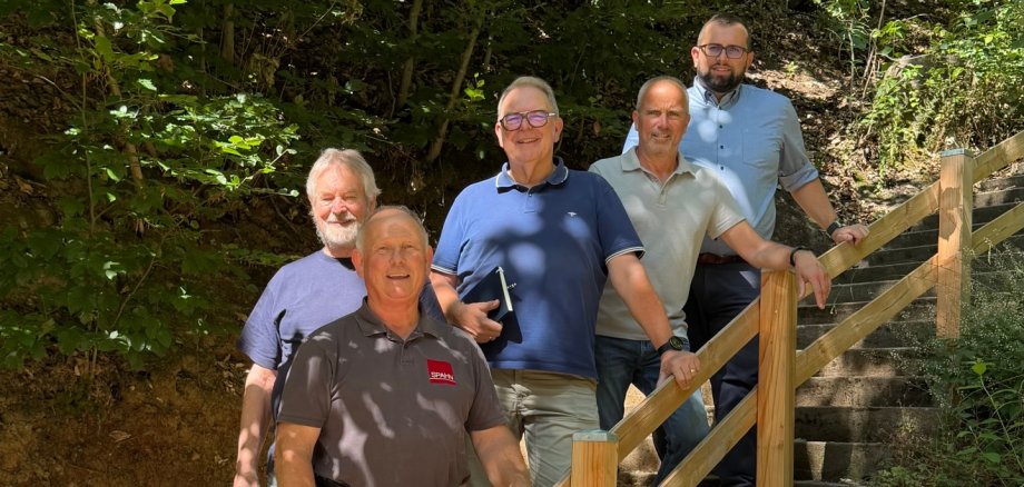 (von hinten) Bürgermeister Waldemar Gogel, Matthias Larbig, Vorstandsmitglied Förderverein Fatima-Kapelle, Erster Beigeordneter Heinz Höfler sowie Vereinsmitglied Volker Franz und Klaus Schneider, Vorstandsmitglied des Fördervereins. (von hinten) Bürgermeister Waldemar Gogel, Matthias Larbig, Vorstandsmitglied Förderverein Fatima-Kapelle, Erster Beigeordneter Heinz Höfler sowie Vereinsmitglied Volker Franz und Klaus Schneider, Vorstandsmitglied des Fördervereins.