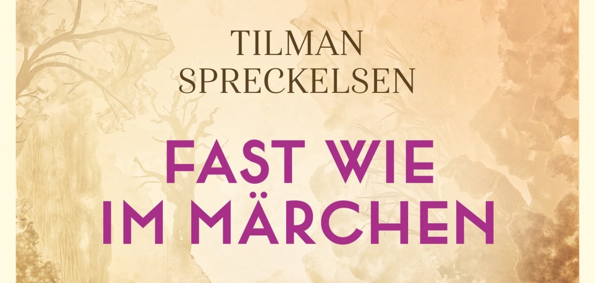 Cover von Fast wie im Märchen von Tilman Spreckelsen: Sepiafarbene Illustration zweier historisch gekleideter Männer in nebliger Wald- und Berglandschaft.